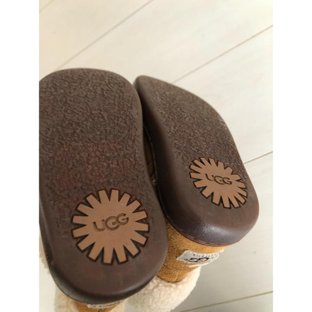 UGG(アグ)のUGGキッズブーツ キッズ/ベビー/マタニティのキッズ靴/シューズ(15cm~)(ブーツ)の商品写真