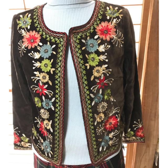 MIIA(ミーア)の最終値下げ♪ミーアの刺繍が豪華なジャケット レディースのジャケット/アウター(ノーカラージャケット)の商品写真