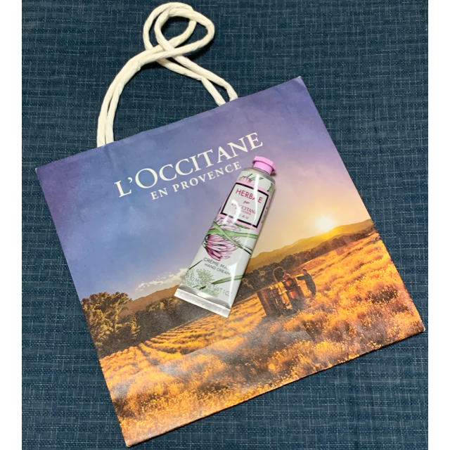 L'OCCITANE(ロクシタン)のバラ売り可！ロクシタン ハンドクリーム HERBAE  L’EAU 紙袋付き コスメ/美容のボディケア(ハンドクリーム)の商品写真