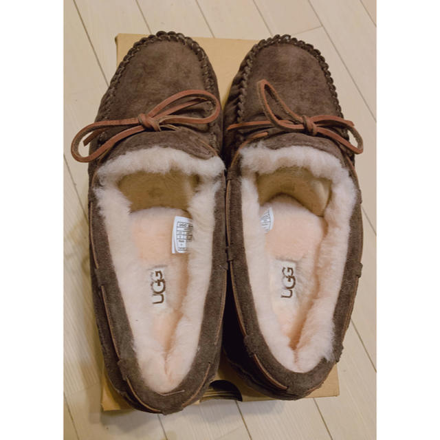 UGG(アグ)のばーど様専用【新品】UGG Dakota アグ ダコタ 25センチ  レディースの靴/シューズ(スリッポン/モカシン)の商品写真