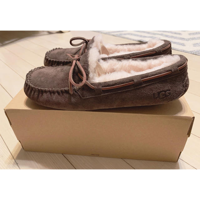 UGG(アグ)のばーど様専用【新品】UGG Dakota アグ ダコタ 25センチ  レディースの靴/シューズ(スリッポン/モカシン)の商品写真