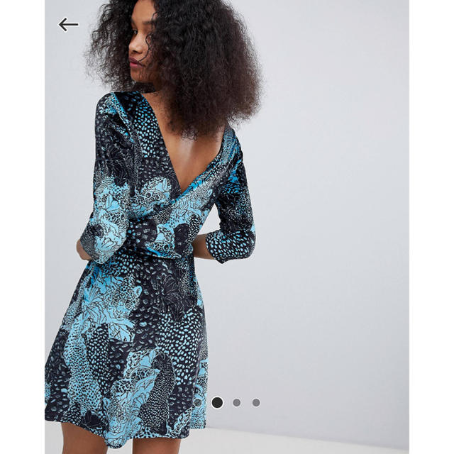 Monki(モンキ)のMonki floral velvet dress ワンピース レディースのワンピース(ミニワンピース)の商品写真