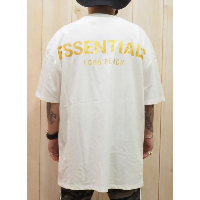 FEAR OF GOD(フィアオブゴッド)のFOG Essentials LONG BEACH LOGO T-Shirt メンズのトップス(Tシャツ/カットソー(半袖/袖なし))の商品写真