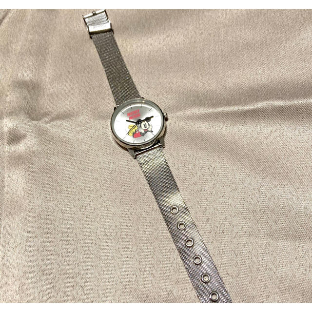 ミッキーマウス(ミッキーマウス)の腕時計　シルバー　ミッキー　メタル　アナログ時計　カジュアル時計　アクセサリー レディースのファッション小物(腕時計)の商品写真