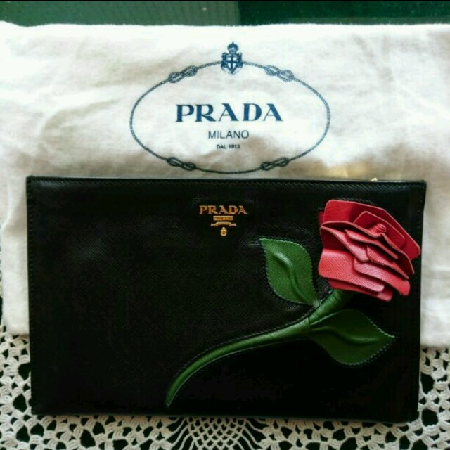 PRADA(プラダ)の【美品】PRADA☆レア赤薔薇付きポーチ レディースのバッグ(クラッチバッグ)の商品写真