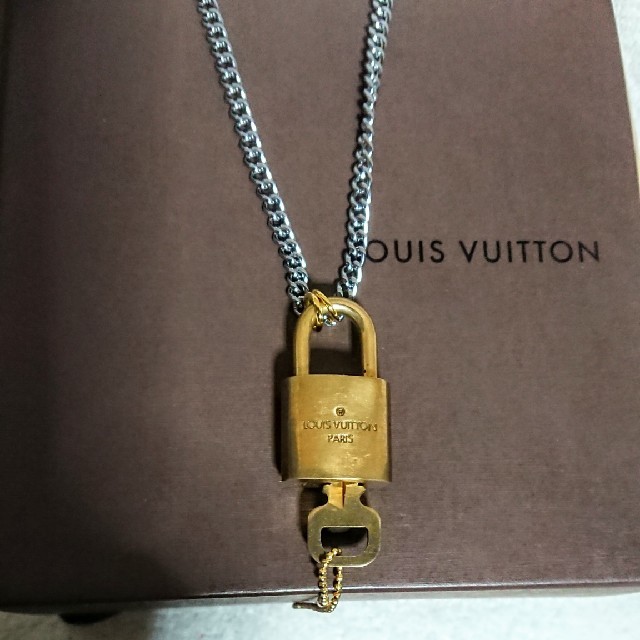 LOUIS VUITTON(ルイヴィトン)のルイヴィトン ゴールド カデナ南京錠、鍵付き！ メンズのアクセサリー(ネックレス)の商品写真