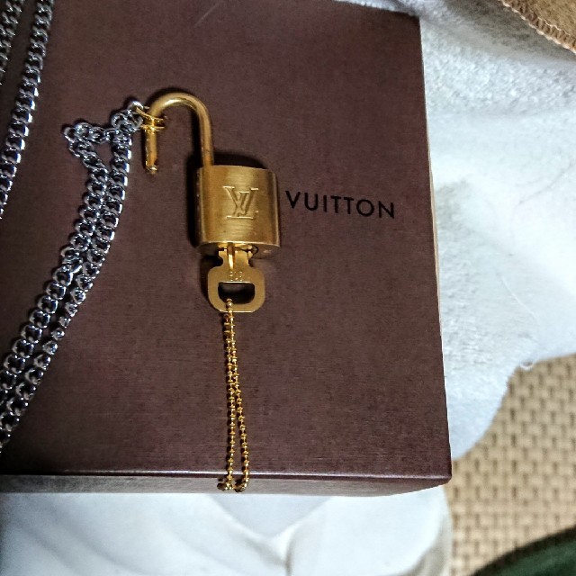 LOUIS VUITTON(ルイヴィトン)のルイヴィトン ゴールド カデナ南京錠、鍵付き！ メンズのアクセサリー(ネックレス)の商品写真