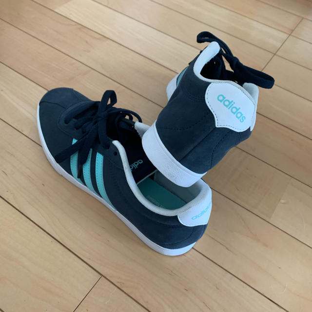 adidas スニーカー