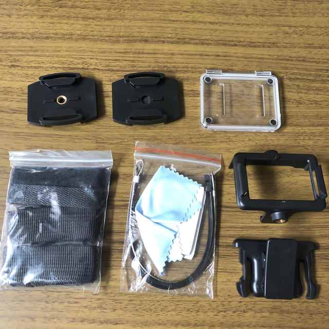 GoPro(ゴープロ)のAKASO アクションカメラEK7000 付属品　新品未使用品 スマホ/家電/カメラのカメラ(コンパクトデジタルカメラ)の商品写真