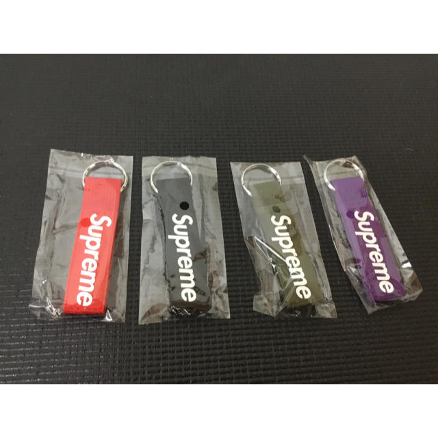 Supreme(シュプリーム)のSupreme Webbing Keychain 4色セット メンズのファッション小物(キーホルダー)の商品写真