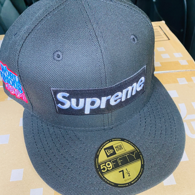 Supreme(シュプリーム)のWorld Famous Box Logo New Era BLACK7 1/2 メンズの帽子(キャップ)の商品写真