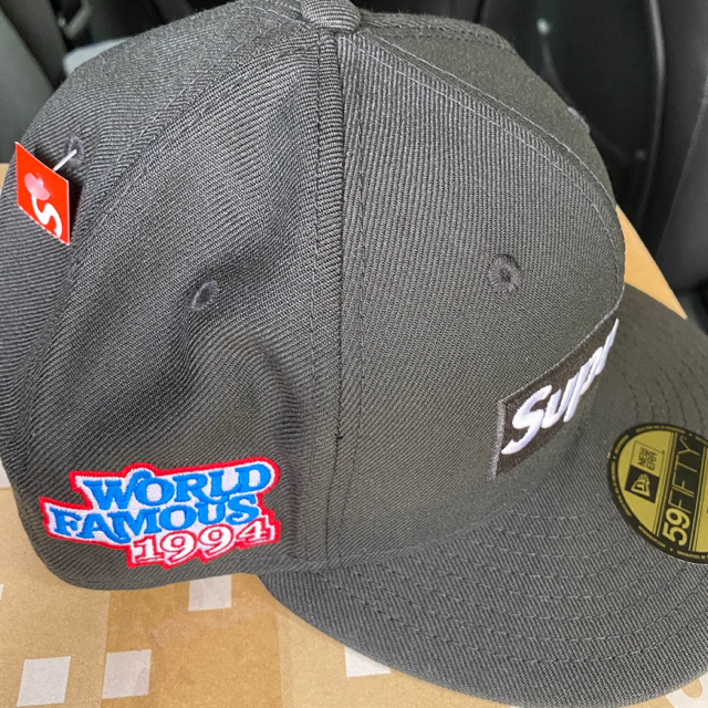 Supreme(シュプリーム)のWorld Famous Box Logo New Era BLACK7 1/2 メンズの帽子(キャップ)の商品写真