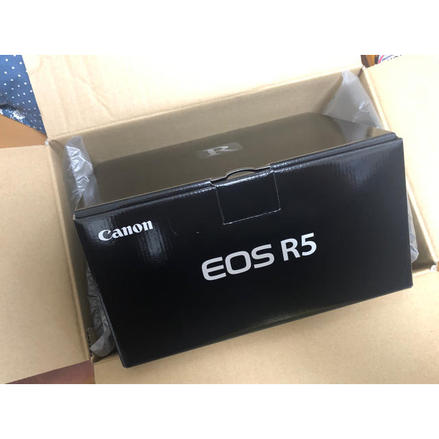 キヤノン EOS R5 新品 国内正規品 スマホ/家電/カメラのカメラ(ミラーレス一眼)の商品写真
