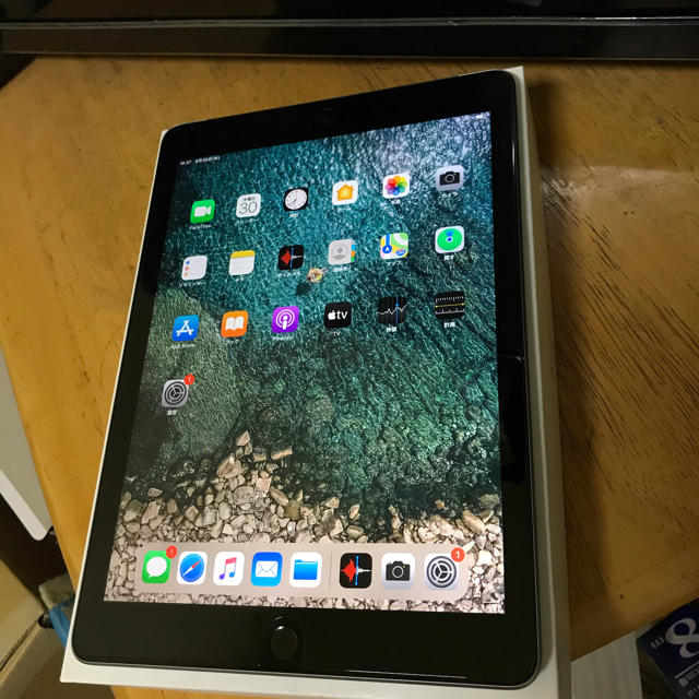 iPad(アイパッド)の美品　iPad6 アイパッド第6世代　32GB  SIMフリー　 スマホ/家電/カメラのPC/タブレット(タブレット)の商品写真