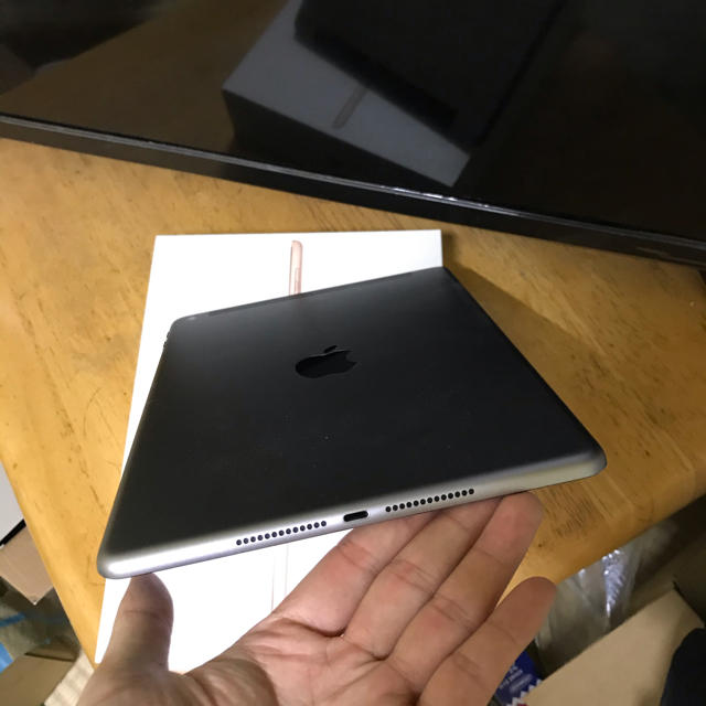 iPad(アイパッド)の美品　iPad6 アイパッド第6世代　32GB  SIMフリー　 スマホ/家電/カメラのPC/タブレット(タブレット)の商品写真