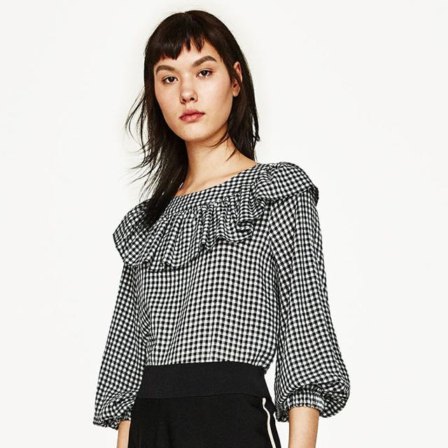 ZARA(ザラ)のフリル付きギンガムチェック柄トップス レディースのトップス(シャツ/ブラウス(半袖/袖なし))の商品写真