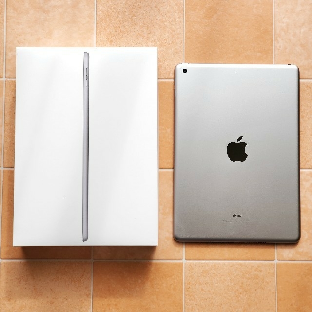 Apple(アップル)の極美品 iPad 128GB スマホ/家電/カメラのPC/タブレット(タブレット)の商品写真