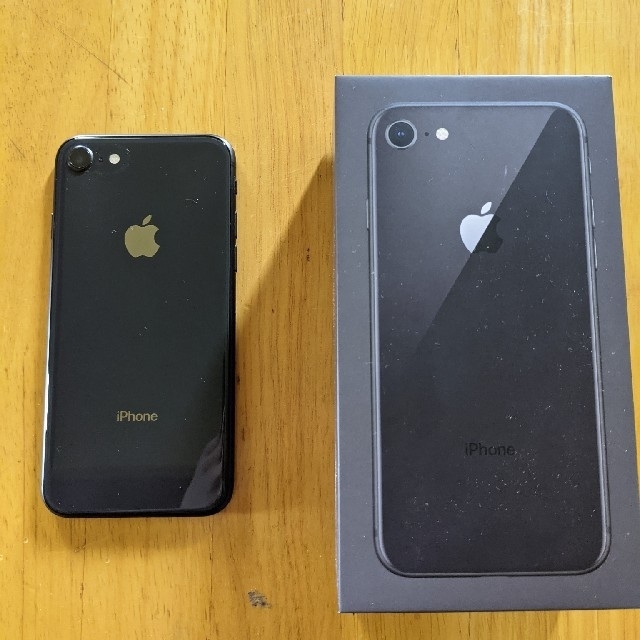 iPhone8 64GB 純正シリコンケース付属