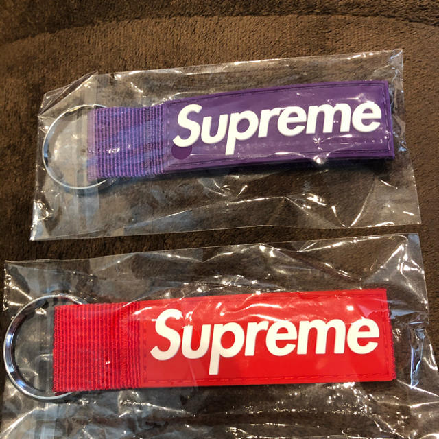 Supreme(シュプリーム)の2色セット supreme webbing keychain キーチェーン メンズのファッション小物(キーホルダー)の商品写真