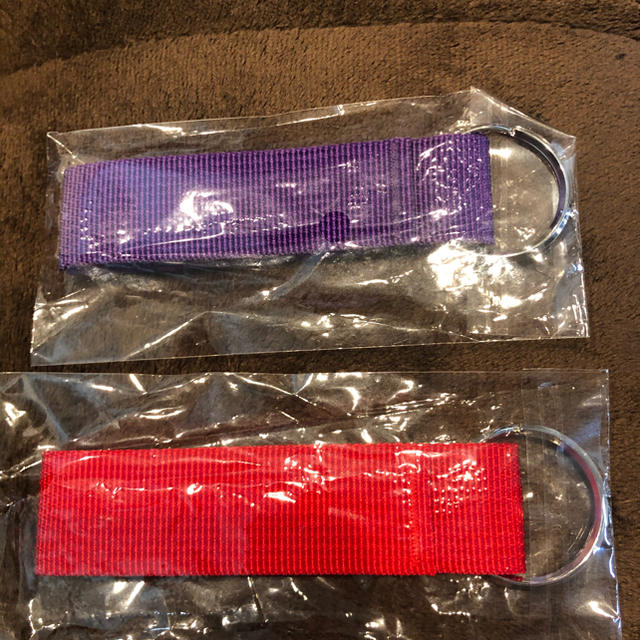 Supreme(シュプリーム)の2色セット supreme webbing keychain キーチェーン メンズのファッション小物(キーホルダー)の商品写真