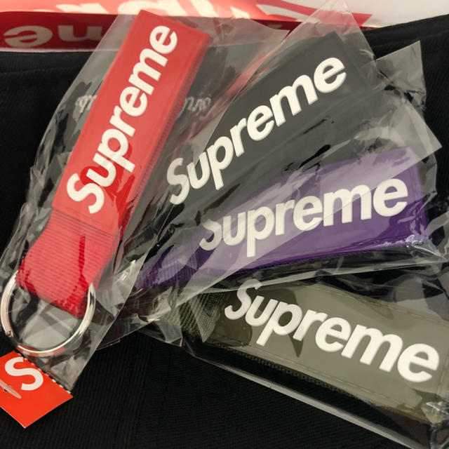 Supreme(シュプリーム)の【赤】Supreme  Webbing Keychain    メンズのファッション小物(キーホルダー)の商品写真