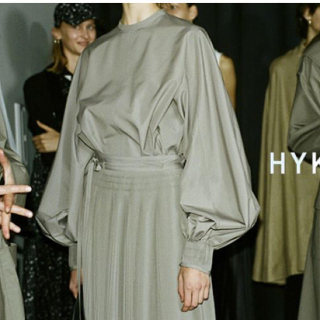 HYKE(ハイク)のHYKE ハイク TAFFETA SHIRRED TOP レディースのトップス(シャツ/ブラウス(長袖/七分))の商品写真