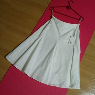 ユニクロ(UNIQLO)のユニクロルメールコラボの白スカート(ひざ丈スカート)