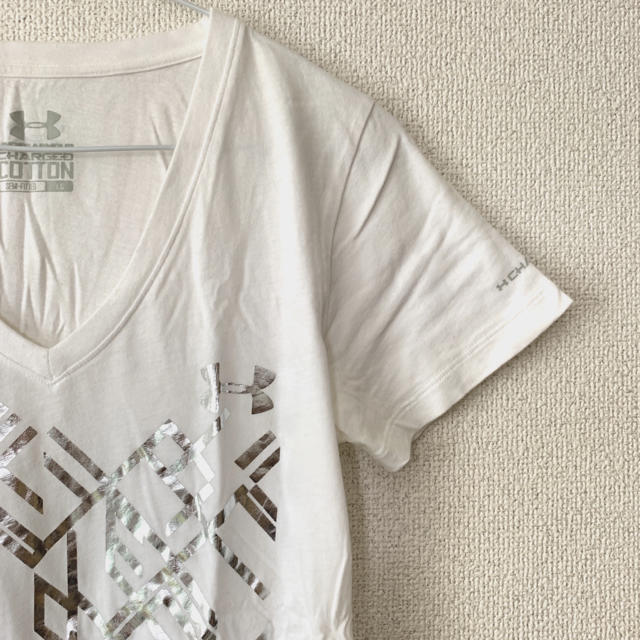 UNDER ARMOUR(アンダーアーマー)のTシャツ　半袖　Vネック　白　ホワイト　ラメ レディースのトップス(Tシャツ(半袖/袖なし))の商品写真