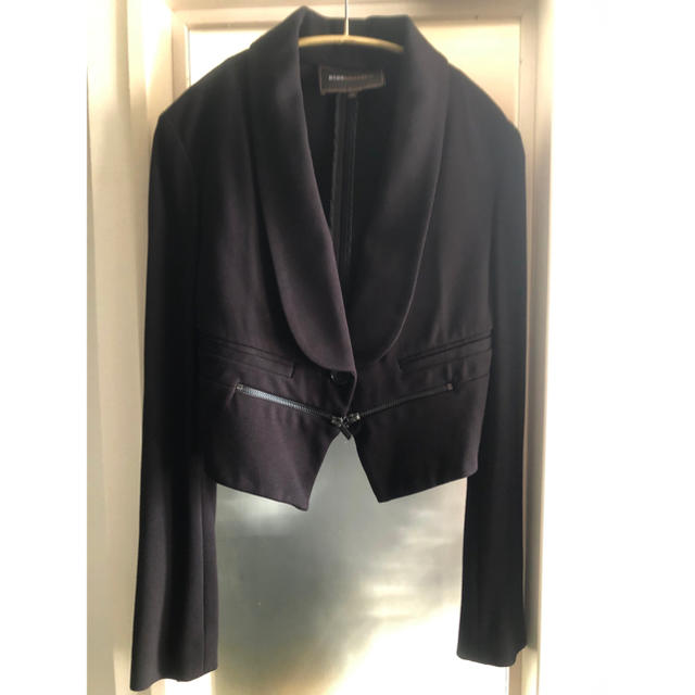 BCBGMAXAZRIA(ビーシービージーマックスアズリア)のB C B G ショートストレッチジャケット　黒XS美品 レディースのジャケット/アウター(テーラードジャケット)の商品写真