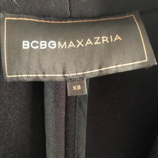 BCBGMAXAZRIA(ビーシービージーマックスアズリア)のB C B G ショートストレッチジャケット　黒XS美品 レディースのジャケット/アウター(テーラードジャケット)の商品写真