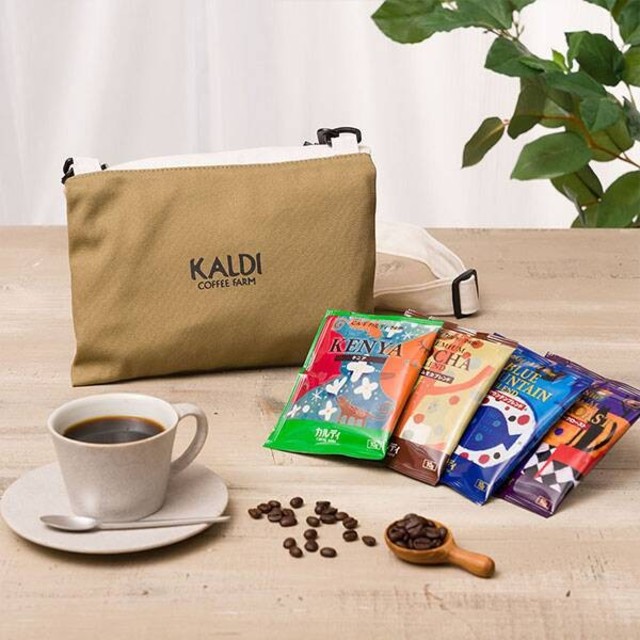 KALDI(カルディ)のカルディ☆コサッシュバッグ（ドリップコーヒー入） 食品/飲料/酒の飲料(コーヒー)の商品写真