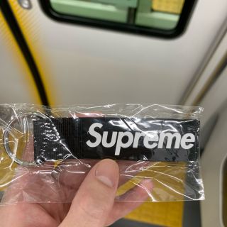 シュプリーム(Supreme)のシュプリーム　キーホルダー　supreme  黒(キーホルダー)