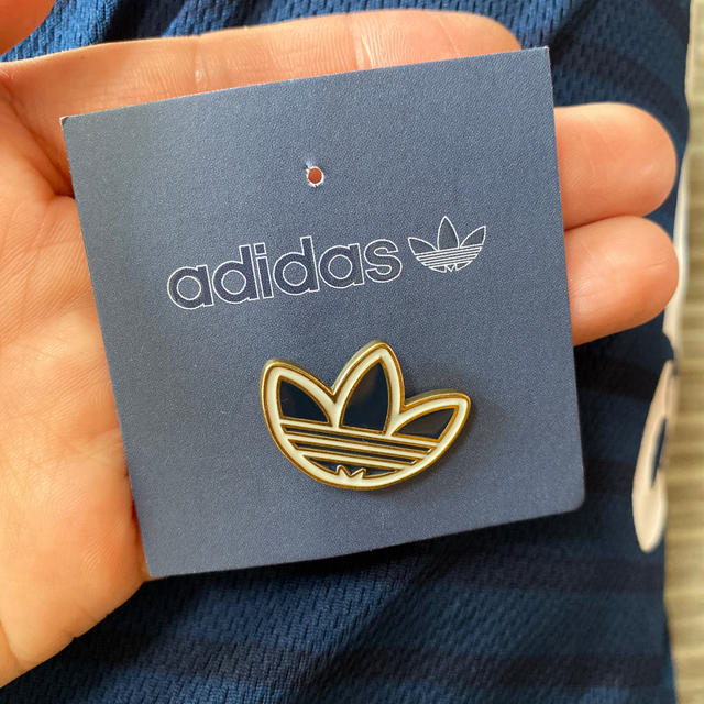 adidas(アディダス)のadidas ピンバッジ エンタメ/ホビーのアニメグッズ(バッジ/ピンバッジ)の商品写真