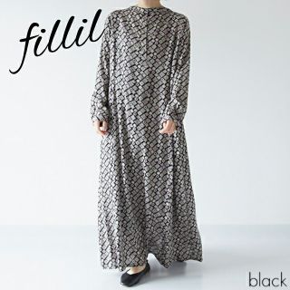 メルロー(merlot)の【Fillil】北欧風レース柄バンドカラーワンピ／ブラック(ロングワンピース/マキシワンピース)