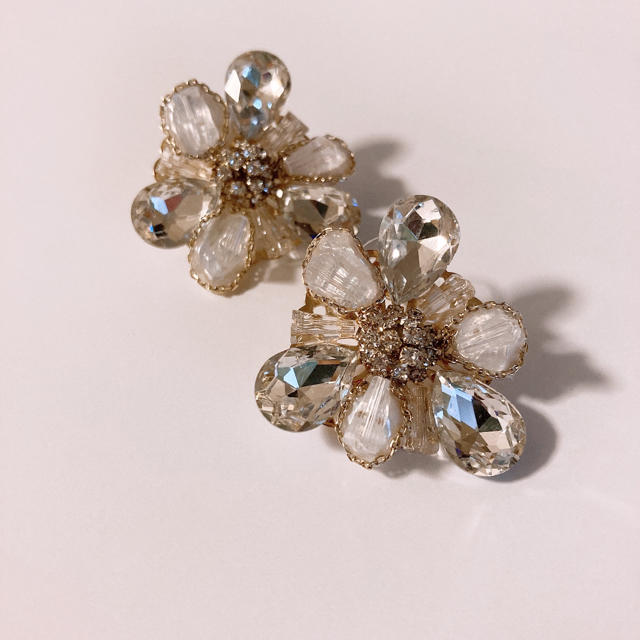 Lily Brown(リリーブラウン)のBaroque Pearl Flower ピアス【2点のみ】 レディースのアクセサリー(ピアス)の商品写真