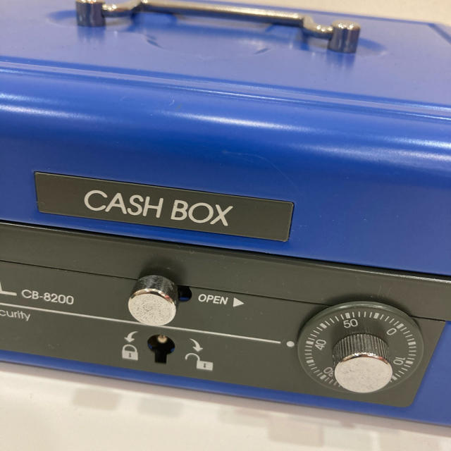 CARL 金庫　小型　ブルー　Cash Box インテリア/住まい/日用品のオフィス用品(オフィス用品一般)の商品写真