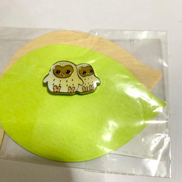 ふくろう　フクロウ　ピンバッチ レディースのアクセサリー(ブローチ/コサージュ)の商品写真