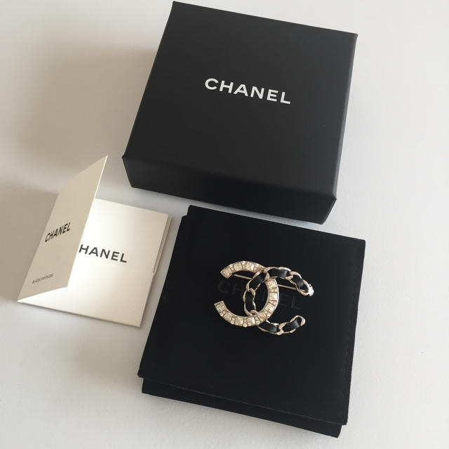 CHANEL - 新品未使用 CHANEL ラインストーン チェーン ブローチの通販