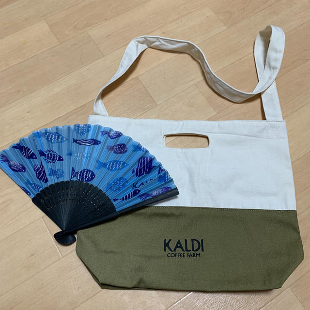 KALDI(カルディ)の新品カルディ A4ショルダーバッグ&扇子（レア！） レディースのバッグ(ショルダーバッグ)の商品写真