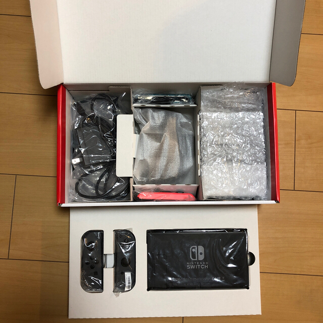 Nintendo Switch(ニンテンドースイッチ)の中古　任天堂Switch 2017年5月購入(Joy-Conの色変更可能) エンタメ/ホビーのゲームソフト/ゲーム機本体(家庭用ゲーム機本体)の商品写真