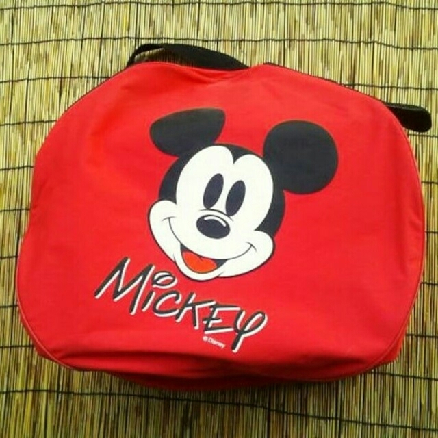 ミッキーマウスの赤い　バッグです。新品！