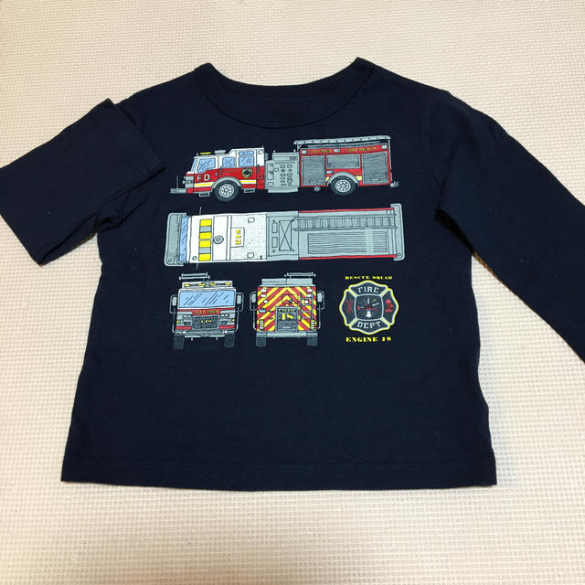 babyGAP(ベビーギャップ)の消防車☆長袖Tシャツ キッズ/ベビー/マタニティのキッズ服男の子用(90cm~)(Tシャツ/カットソー)の商品写真