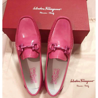 期間限定セール　極美品　フェラガモ　ローファー　ガンチーニ　25cm ピンク　靴(ローファー/革靴)