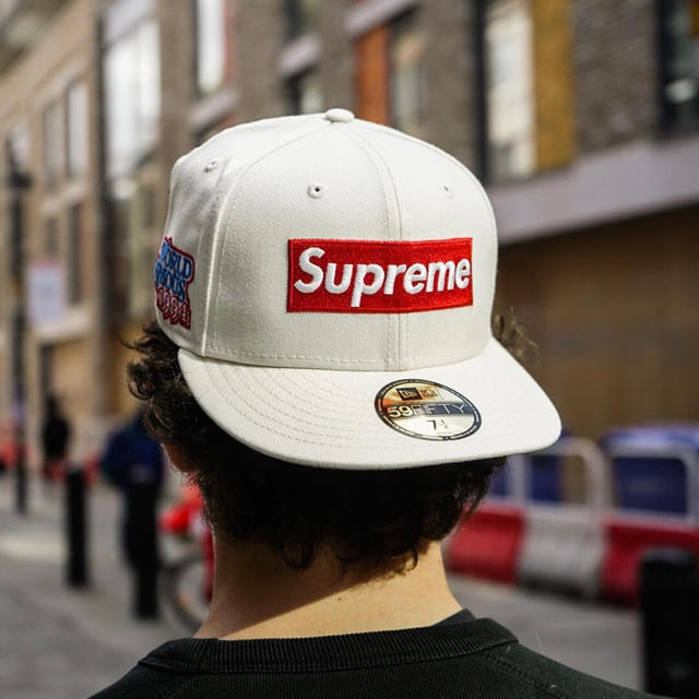 Supreme(シュプリーム)のWorld Famous Box Logo New Era メンズの帽子(キャップ)の商品写真