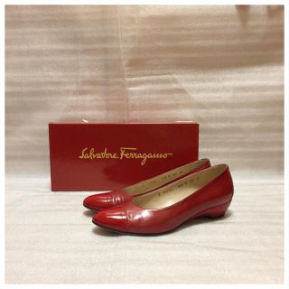 サルヴァトーレフェラガモ(Salvatore Ferragamo)のフェラガモ エナメル×カーフ パンプス(ハイヒール/パンプス)