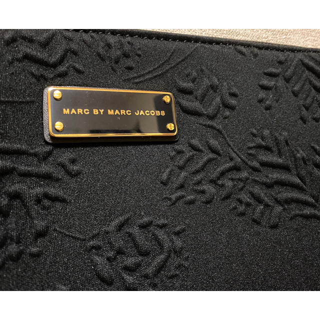 MARC BY MARC JACOBS(マークバイマークジェイコブス)のMARC BY MARC JACOBS ☆ 新品 ノートPC ケース 葉っぱ レディースのバッグ(クラッチバッグ)の商品写真