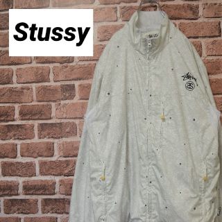 ステューシー(STUSSY)の《ステューシー》総柄ナイロンジャケット　ホワイト系　両面ロゴ　M　美品(ナイロンジャケット)