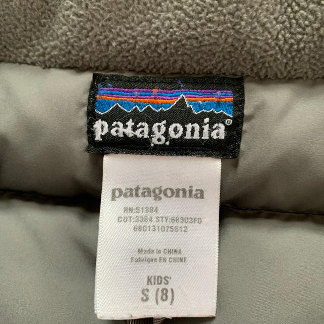 patagonia(パタゴニア)のパタゴニア　ダウン黒(キッズ) キッズ/ベビー/マタニティのキッズ服男の子用(90cm~)(ジャケット/上着)の商品写真