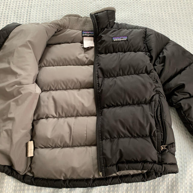 patagonia(パタゴニア)のパタゴニア　ダウン黒(キッズ) キッズ/ベビー/マタニティのキッズ服男の子用(90cm~)(ジャケット/上着)の商品写真