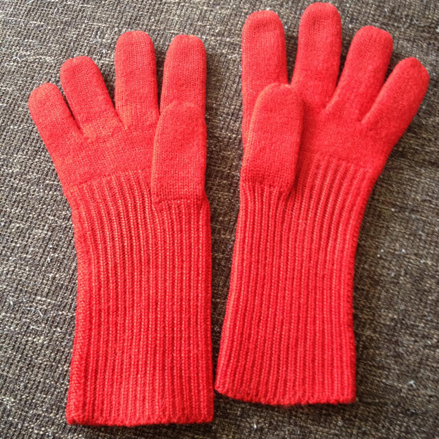 Vivienne Westwood(ヴィヴィアンウエストウッド)のヴィヴィアン☆オーブ刺繍☆赤い手袋☆ レディースのファッション小物(手袋)の商品写真